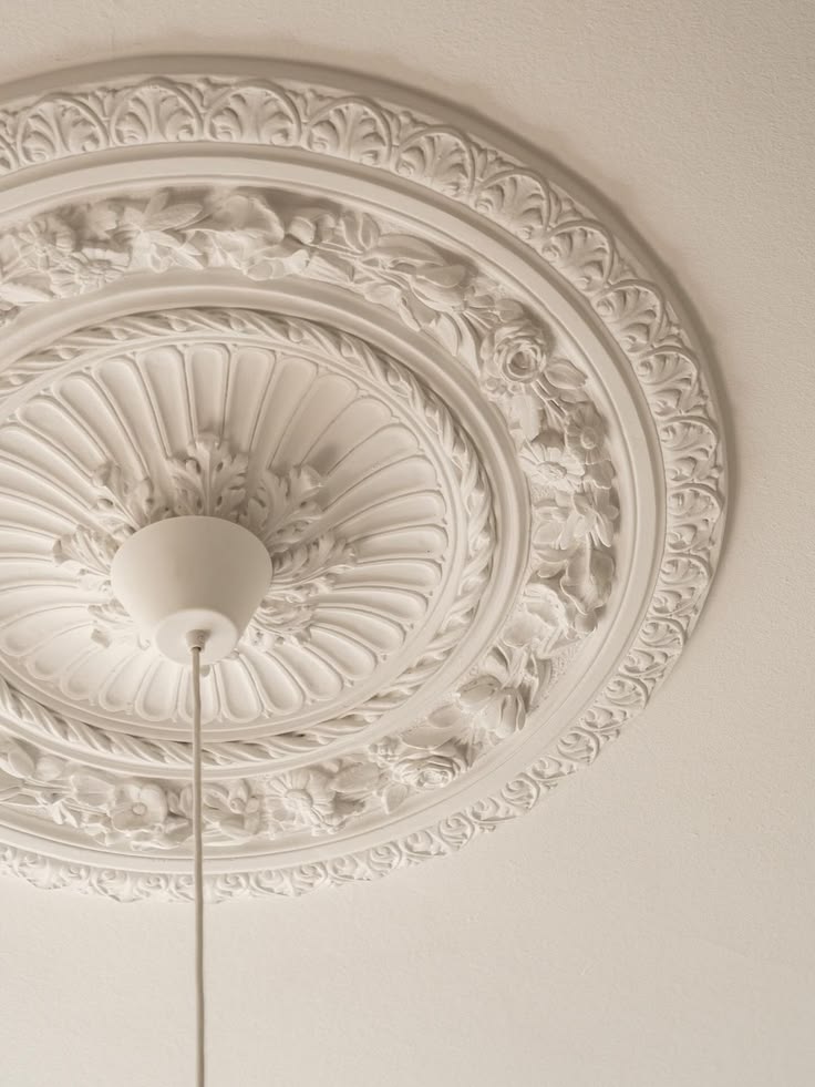 Roseta ornamental em gesso na sala de jantar